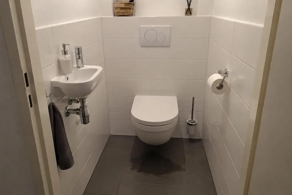 Lekdetectie Leiderdorp – natte vloer bij een toilet