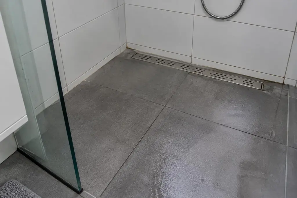 Lekdetectie Leiderdorp – lekkende inloopdouche met natte voegen