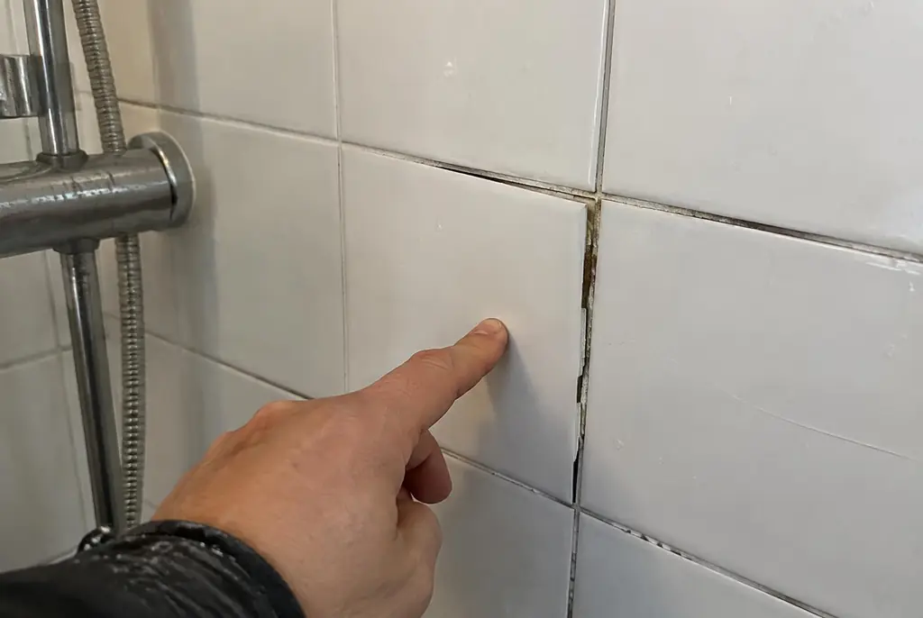 Lekdetectie Leiderdorp – losse, holle badkamertegels door een lekkage