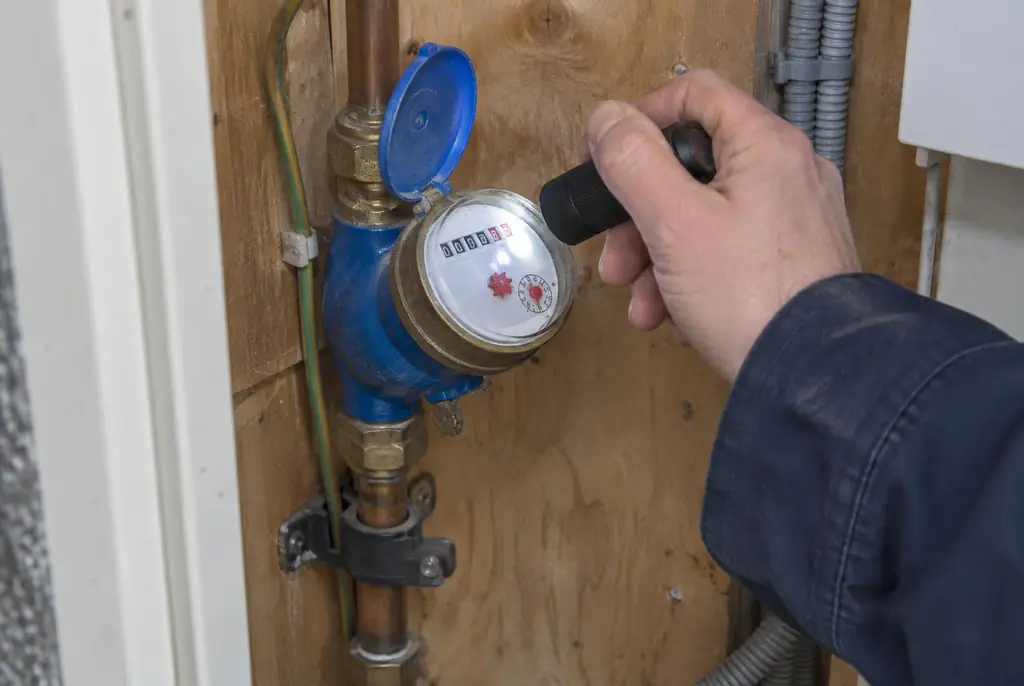 Lekdetectie Leiderdorp – watermeter in de meterkast controleren met een zaklamp